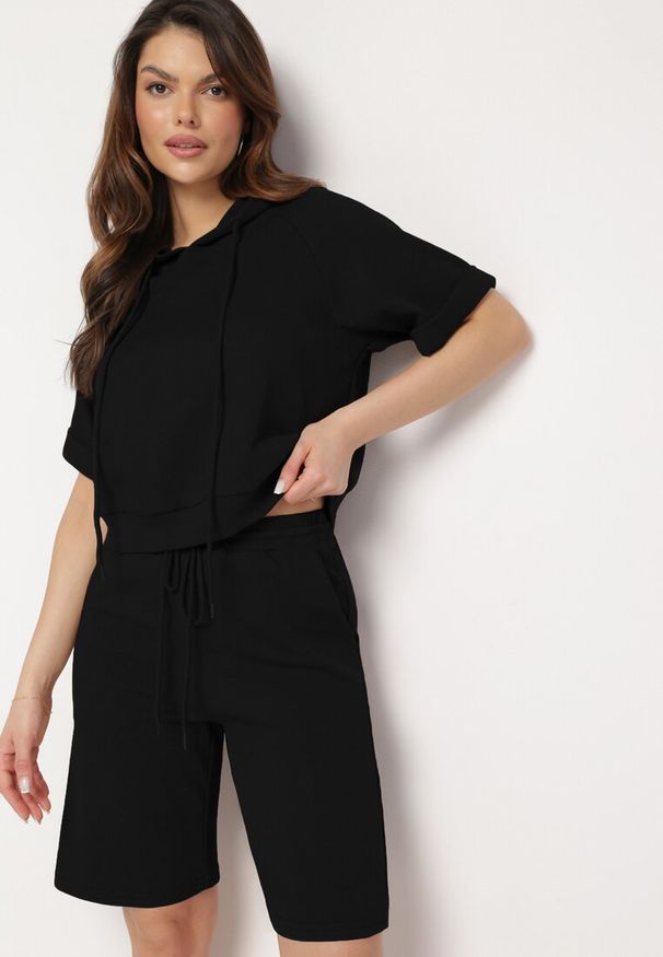 Born2be - Czarny Komplet Dresowy z Bluzą z Krótkimi Rękawami i Szortami Helgia. Kolor: czarny. Materiał: dresówka