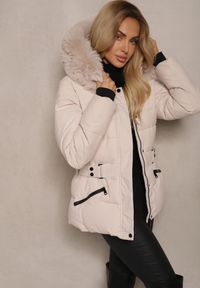 Renee - Jasnobeżowa Kurtka z Pikowaniem Odpinanym Kapturem i Futerkiem z Paskiem Vortinay. Okazja: na co dzień. Kolor: beżowy. Materiał: futro. Styl: elegancki, casual #4