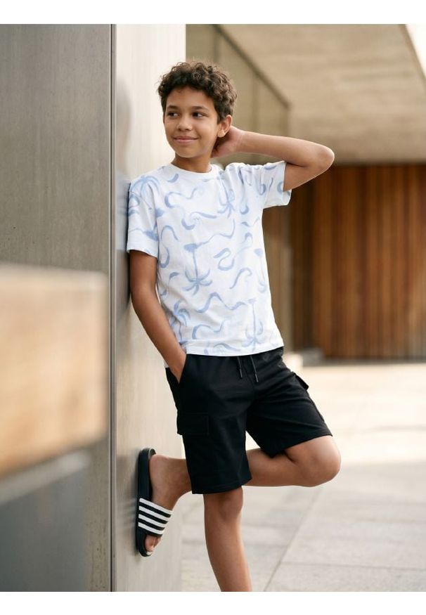 Sinsay - Szorty dresowe cargo - czarny. Kolor: czarny. Materiał: dresówka