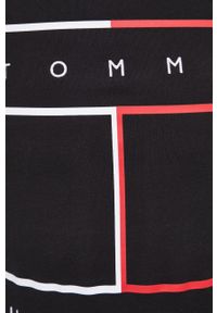 TOMMY HILFIGER - Tommy Hilfiger Bluza bawełniana męska kolor czarny z kapturem z nadrukiem. Okazja: na co dzień. Typ kołnierza: kaptur. Kolor: czarny. Materiał: bawełna. Wzór: nadruk. Styl: casual #4