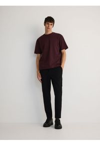 Reserved - Spodnie slim fit z wiązaniem - czarny. Kolor: czarny. Materiał: bawełna, dzianina. Wzór: gładki #1