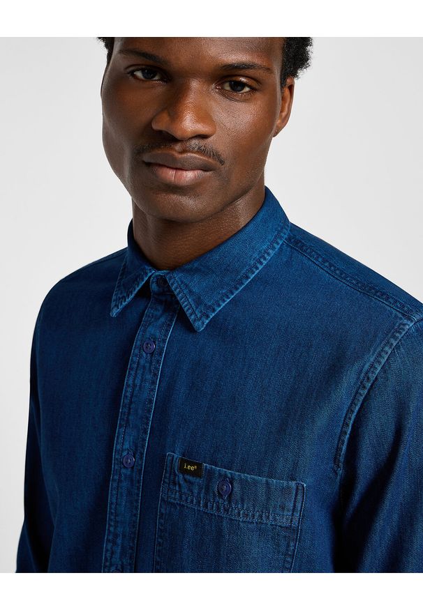 Lee - MĘSKA KOSZULA JEANSOWA LEE SURE SHIRT INKY BLUE 112355712 L66N008587. Materiał: jeans