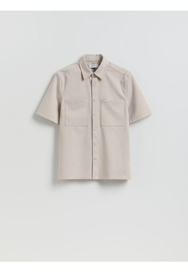 Reserved - Koszula regular z dodatkiem włókna bambusowego - beżowy. Kolor: beżowy. Materiał: włókno