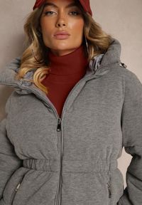 Renee - Szara Kurtka z Pikowanymi Przeszyciami i Kapturem ze Ściągaczami Torisia. Okazja: do pracy. Kolor: szary. Materiał: materiał, jeans. Długość rękawa: długi rękaw. Długość: długie. Styl: sportowy, klasyczny, elegancki #4