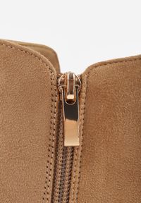 Born2be - Ciemnobeżowe Klasyczne Botki na Obcasie Ozdobione Metaliczną Wstawką i Wycięciem Loreviana. Okazja: na spacer, na spotkanie biznesowe, do pracy. Kolor: beżowy. Materiał: jeans. Wzór: aplikacja. Sezon: jesień. Obcas: na obcasie. Styl: klasyczny. Wysokość obcasa: średni #4