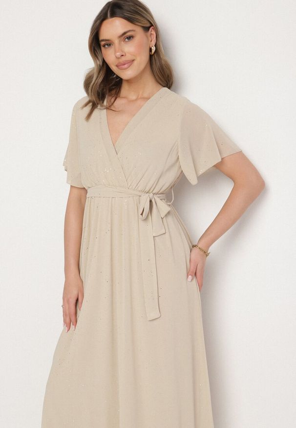 Born2be - Beżowa Brokatowa Sukienka Koktajlowa Ozdobiona Paskiem Ziliane. Okazja: na imprezę. Kolor: beżowy. Wzór: aplikacja. Styl: wizytowy