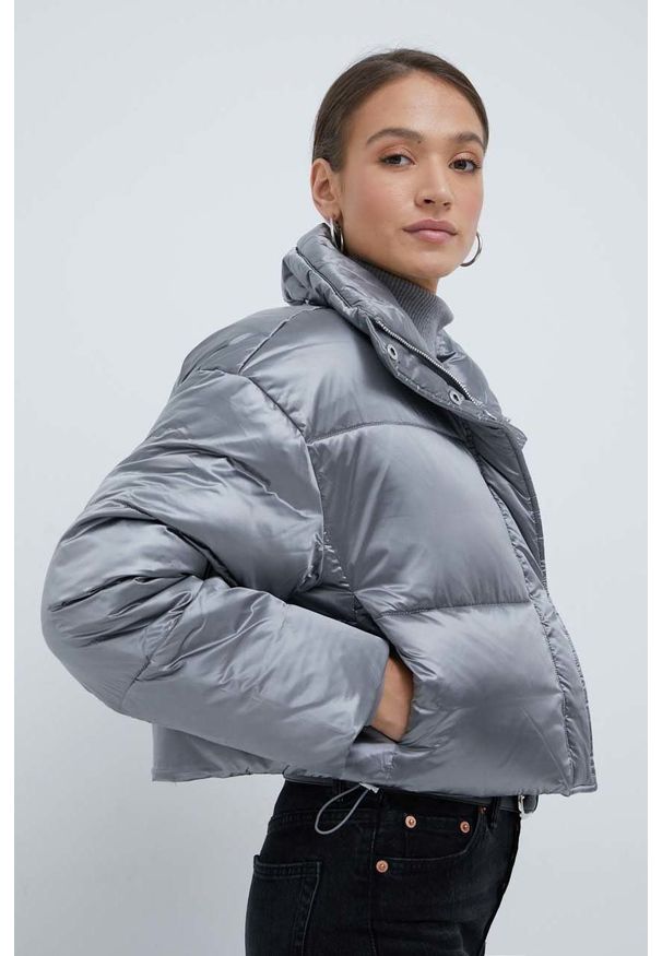 Calvin Klein kurtka damska kolor srebrny zimowa oversize. Kolor: srebrny. Materiał: włókno. Sezon: zima