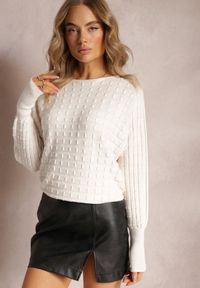 Renee - Biały Dzianinowy Sweter z Rękawami typu Nietoperz Cascapia. Kolor: biały. Materiał: dzianina. Styl: klasyczny #1