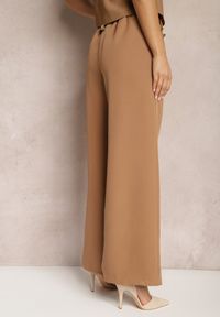 Renee - Brązowe Eleganckie Spodnie Dzwony z Ozdobnymi Patkami w Pasie Nattas. Stan: podwyższony. Kolor: brązowy. Styl: elegancki