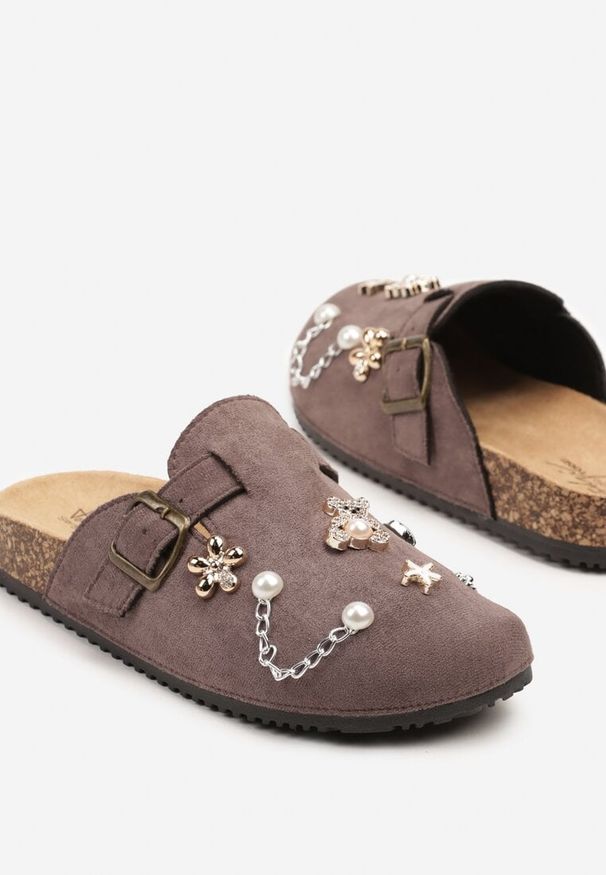 Born2be - Szaro-Beżowe Klapki w Stylu Chodaków z Aplikacjami i Perełkami Sesaliana. Kolor: szary. Materiał: len. Wzór: aplikacja. Obcas: na obcasie. Wysokość obcasa: średni