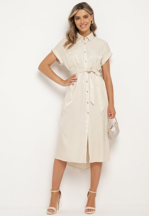 Born2be - Beżowa Sukienka Koszulowa Zapinana na Guziki z Rozcięciem Wiązana Materiałowym Paskiem Nestari. Typ kołnierza: dekolt w kształcie V. Kolor: beżowy. Materiał: materiał. Długość rękawa: krótki rękaw. Typ sukienki: koszulowe. Styl: elegancki