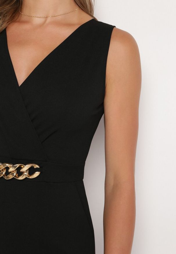 Born2be - Czarny Kopertowy Kombinezon Bodycon bez Rękawów z Ozdobnym Łańcuchem Yaelia. Kolor: czarny. Długość rękawa: bez rękawów. Długość: długie. Styl: elegancki