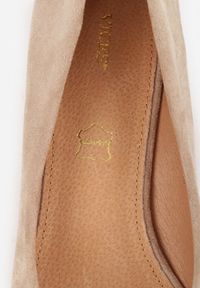 Renee - Ciemnobeżowe Czółenka z Wkładką z Naturalnej Skóry i Metaliczną Wstawką Sariann. Kolor: beżowy. Materiał: skóra. Obcas: na obcasie. Styl: elegancki. Wysokość obcasa: średni #3