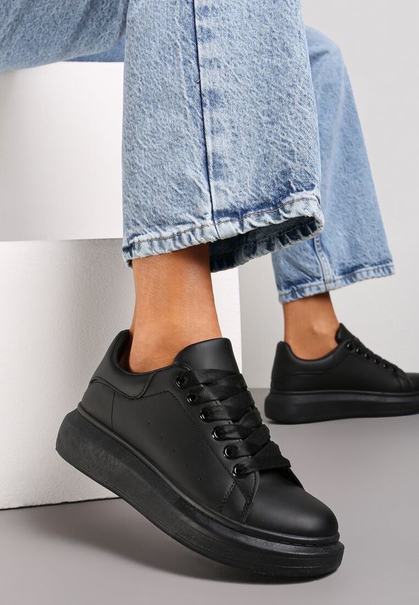 Renee - Czarne Sznurowane Sneakersy na Grubej Podeszwie Wicky. Kolor: czarny