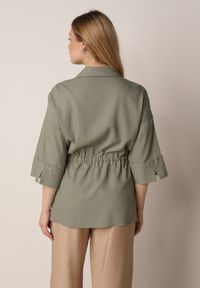Born2be - Zielona Koszula z Bawełną i Lnem Ozdobiona Wycięciami i Ściągana w Pasie Harwinds. Okazja: do pracy, na co dzień. Kolor: zielony. Materiał: bawełna, len. Wzór: aplikacja. Styl: klasyczny, casual #7