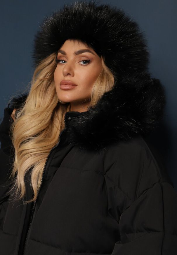 Renee - Czarna Kurtka Oversize z Futrzanym Kapturem Haduni. Kolor: czarny. Materiał: futro. Długość rękawa: długi rękaw. Długość: długie. Wzór: aplikacja. Sezon: zima