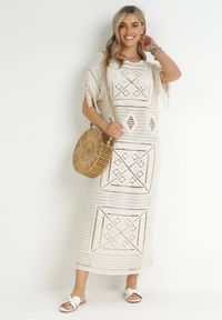 Born2be - Beżowa Pudełkowa Sukienka Maxi z Szydełkowej Tkaniny z Frędzelkami Sasori. Okazja: na co dzień. Kolor: beżowy. Materiał: tkanina. Długość rękawa: krótki rękaw. Styl: casual. Długość: maxi #1