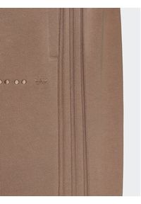 Adidas - adidas Spodnie dresowe Reveal Essentials HK2727 Brązowy Regular Fit. Kolor: brązowy. Materiał: bawełna #6