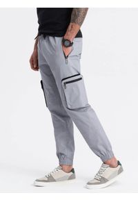 Ombre Clothing - Spodnie męskie JOGGERY z odstającymi i zapinanymi kieszeniami cargo - jasnoszare V8. Kolor: szary. Materiał: elastan, bawełna, tkanina, guma. Wzór: nadruk