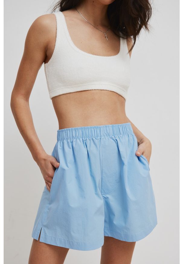 Marsala - Krótkie szorty damskie w kolorze OCEAN BLUE - BRETAL. Stan: podwyższony. Materiał: guma, wiskoza, elastan, dzianina, bawełna. Długość: krótkie. Sezon: lato