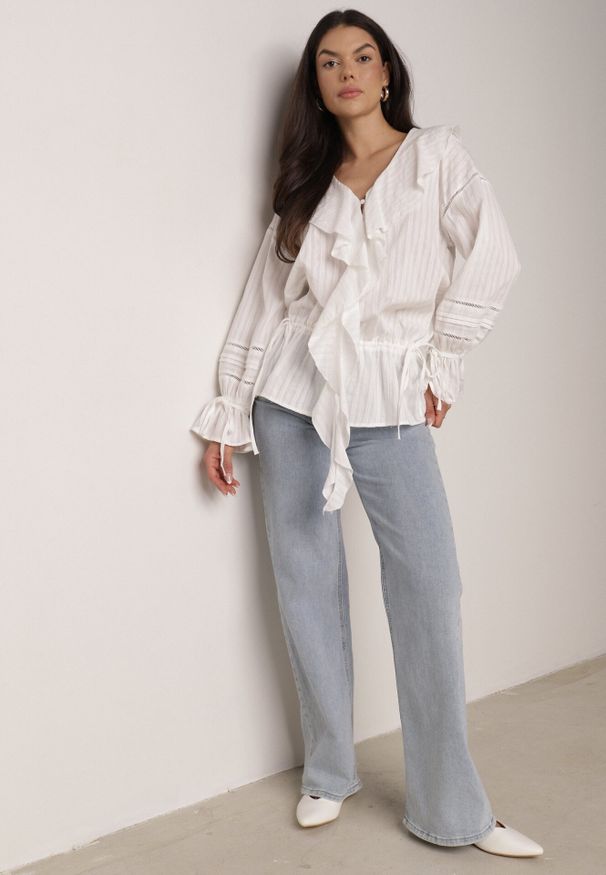 Born2be - Biała Bawełniana Bluzka w Romantycznym Stylu z Falbankami i Wiązaniem Cezarina. Okazja: na co dzień, do pracy, na spotkanie biznesowe. Typ kołnierza: kołnierz z falbankami. Kolor: biały. Materiał: bawełna. Styl: casual, biznesowy, elegancki