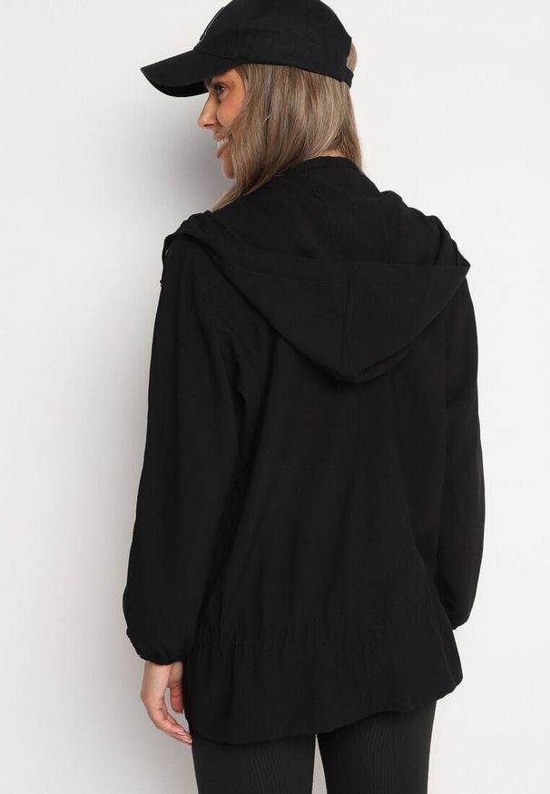 Born2be - Czarna Kurtka Jednorzędowa z Bawełną Kapturem i Wstążką Zakończona Ściągaczem Martinis. Okazja: na co dzień. Kolor: czarny. Materiał: bawełna. Wzór: aplikacja. Styl: casual, elegancki, klasyczny