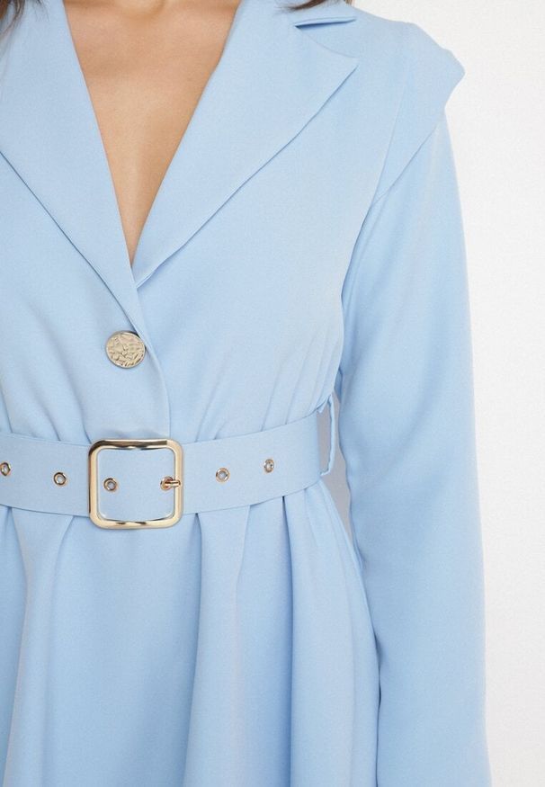 Born2be - Jasnoniebieski Kombinezon w Stylu Garniturowym z Paskiem i Ozdobnym Guzikiem Arazia. Kolor: niebieski. Styl: elegancki