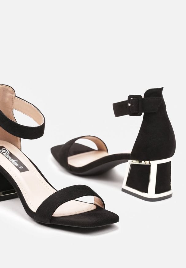 Born2be - Czarne Sandały z Ozdobnym Obcasem z Imitacji Zamszu Avithalea. Okazja: na co dzień. Zapięcie: pasek. Kolor: czarny. Materiał: zamsz. Obcas: na obcasie. Styl: casual, elegancki. Wysokość obcasa: średni