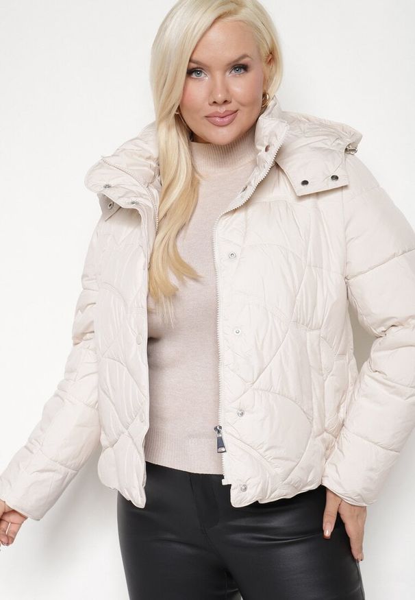 Born2be - Jasnobeżowa Pikowana Kurtka z Kieszeniami i Kapturem z Możliwością Odpięcia Nikigala. Okazja: na co dzień, na spacer. Kolekcja: plus size. Kolor: beżowy. Materiał: jeans, materiał. Styl: elegancki, casual