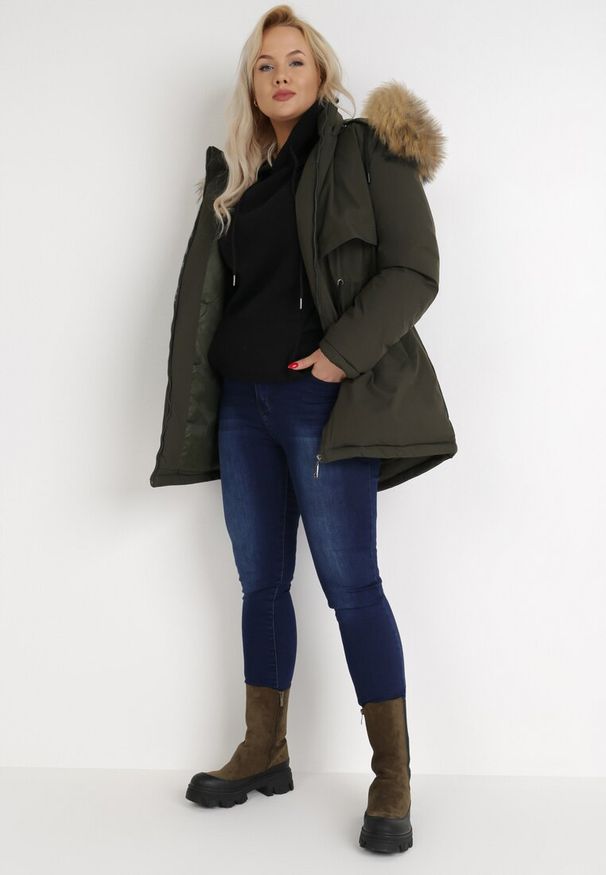 Born2be - Ciemnozielona Kurtka Thessike. Kolor: zielony. Materiał: futro. Wzór: aplikacja. Sezon: zima, jesień. Styl: elegancki