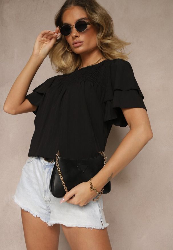Renee - Czarna Trapezowa Bluzka z Wiskozą Zdobiona Falbankami i Elastyczną Wstawką Mirlimi. Okazja: na co dzień. Typ kołnierza: kołnierz z falbankami. Kolor: czarny. Materiał: wiskoza. Wzór: aplikacja. Styl: casual