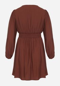 Born2be - Brązowa Rozkloszowana Sukienka z Marszczeniem w Talii i Dekoltem w Serek Salindea. Okazja: na co dzień. Typ kołnierza: dekolt w serek. Kolekcja: plus size. Kolor: brązowy. Długość rękawa: długi rękaw. Typ sukienki: dla puszystych. Styl: casual, elegancki #3