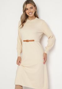 Born2be - Beżowa Sukienka z Wiskozą Ozdobiona Plisowanymi Rękawami i Paskiem Daikari. Okazja: na co dzień. Kolor: beżowy. Materiał: wiskoza. Wzór: aplikacja. Styl: casual #5