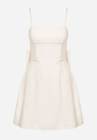 Born2be - Beżowa Rozkloszowana Sukienka na Ramiączkach Zdobiona Dużą Kokardą Lavvia. Okazja: na co dzień. Typ kołnierza: kokarda. Kolor: beżowy. Długość rękawa: na ramiączkach. Wzór: aplikacja. Typ sukienki: rozkloszowane. Styl: elegancki, casual #4