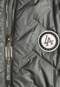 Renee - Zielona Długa Pikowana Kamizelka z Kapturem i Ozdobną Naszywką Mentape. Typ kołnierza: kaptur. Kolor: zielony. Długość: długie. Wzór: aplikacja. Styl: sportowy #4