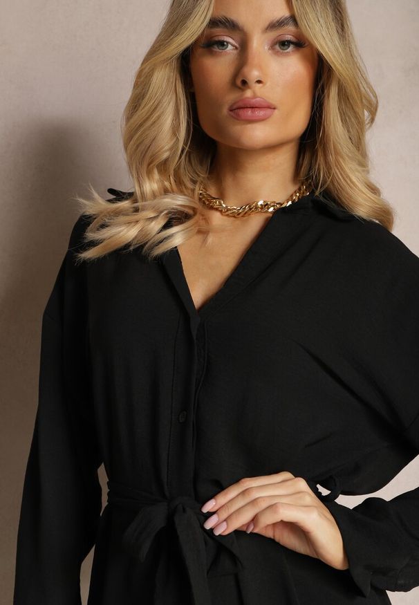 Renee - Czarna Sukienka Koszulowa z Falbanką i Wiązanym Paskiem Neitra. Okazja: do pracy, na imprezę, na co dzień. Kolor: czarny. Materiał: tkanina, materiał. Długość rękawa: długi rękaw. Wzór: jednolity, gładki. Typ sukienki: koszulowe. Styl: klasyczny, casual, elegancki. Długość: mini