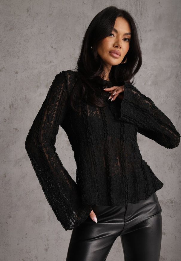 Renee - Czarna Bluzka z Koronki Ozdobiona Rozszerzanymi Rękawami Lertiola. Okazja: na co dzień. Kolor: czarny. Materiał: koronka. Wzór: aplikacja, koronka. Sezon: wiosna. Styl: casual, elegancki
