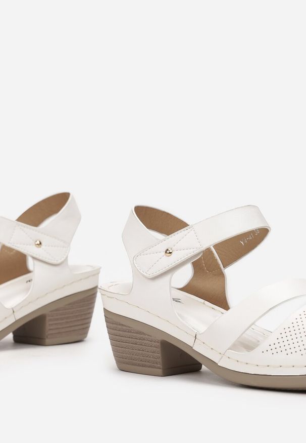 Born2be - Białe Sandały na Słupkowym Obcasie z Rzepem Maysie. Okazja: na co dzień. Kolor: biały. Obcas: na obcasie. Styl: casual. Wysokość obcasa: średni