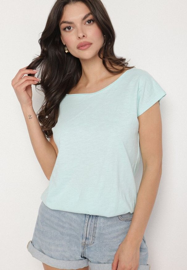 Born2be - Jasnoniebieski Bawełniany T-shirt w Klasycznym Stylu Raliessa. Okazja: na co dzień. Kolor: niebieski. Materiał: bawełna. Sezon: lato, wiosna. Styl: klasyczny