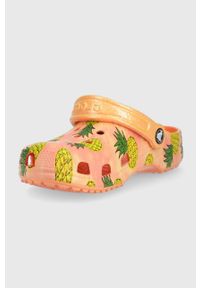 Crocs klapki dziecięce kolor pomarańczowy. Nosek buta: okrągły. Kolor: pomarańczowy. Materiał: materiał