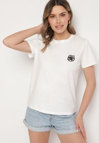 Born2be - Biały T-shirt z Bawełny Ozdobiony Naszywką Firolee. Okazja: na co dzień. Kolor: biały. Materiał: bawełna. Wzór: aplikacja. Styl: casual
