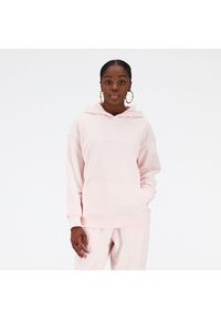 Bluza damska New Balance WT23554WAN – różowa. Typ kołnierza: kaptur. Kolor: różowy. Materiał: dresówka, prążkowany, bawełna, materiał