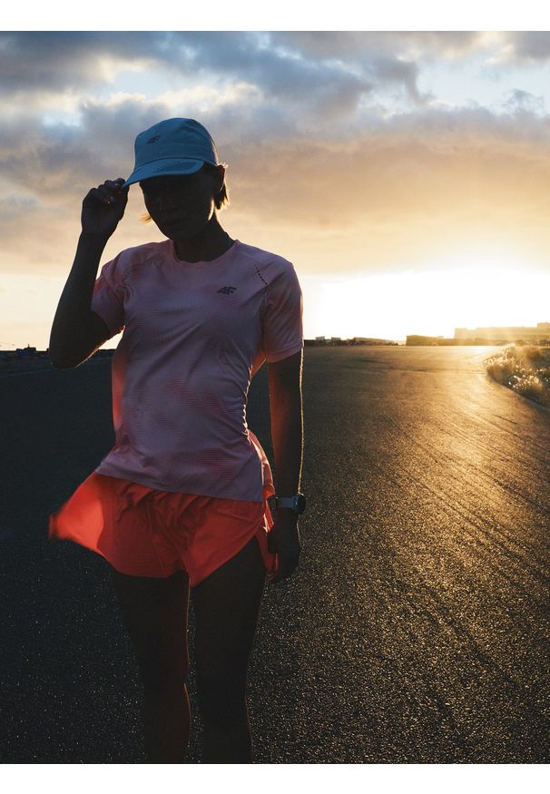 4f - 4F Spodenki do biegania szybkoschnące damskie - różowe M. Stan: podwyższony. Kolor: różowy. Materiał: materiał, włókno. Sport: bieganie, fitness