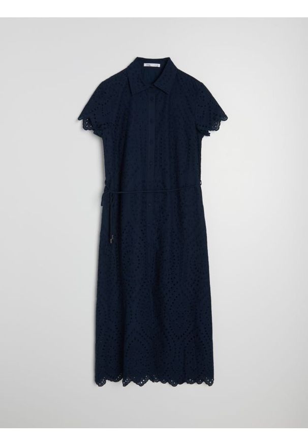 Sinsay - Bawełniana sukienka midi z kołnierzykiem i ażurowym wzorem - granatowy. Kolor: niebieski. Materiał: bawełna. Wzór: ażurowy. Długość: midi