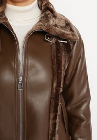Born2be - Brązowa Kurtka Pilotka z Ekoskóry i Futerkiem Xerodia. Kolor: brązowy. Materiał: futro. Wzór: aplikacja, paski. Styl: elegancki #2