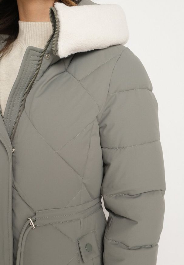 Born2be - Ciemnozielona Pikowana Kurtka z Kapturem i Ozdobnym Kołnierzem Ściągana w Pasie Ellarisa. Typ kołnierza: kaptur. Kolor: zielony. Materiał: wełna, jeans. Styl: elegancki