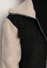 Born2be - Czarno-Beżowa Kurtka Przejściowa z Tkaniny Boucle o Prostym Kroju z Wysokim Kołnierzem Lilwanea. Okazja: na co dzień. Kolor: czarny. Materiał: tkanina. Styl: casual #4