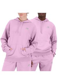 Bluza New Balance UT21500LLC - różowa. Typ kołnierza: kaptur. Kolor: różowy. Materiał: tkanina. Wzór: aplikacja. Styl: sportowy, klasyczny