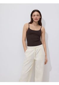 Reserved - Gładki top na ramiączkach - ciemnobrązowy. Kolor: brązowy. Materiał: dzianina. Długość rękawa: na ramiączkach. Wzór: gładki #1
