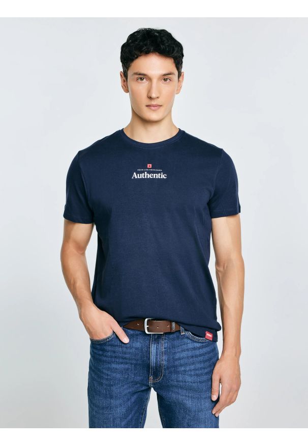 Big-Star - Koszulka męska z linii Authentic z nadrukiem granatowa Techmunen 403. Okazja: na co dzień. Kolor: niebieski. Materiał: bawełna, jeans. Wzór: nadruk. Sezon: lato. Styl: casual, sportowy